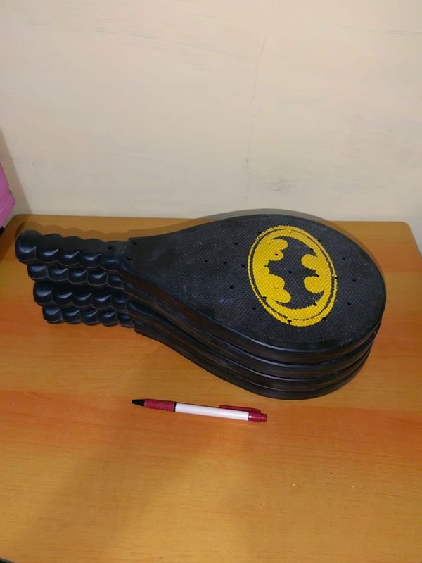 Cuatro paletas de plástico con diseño de escamas y logo Batman