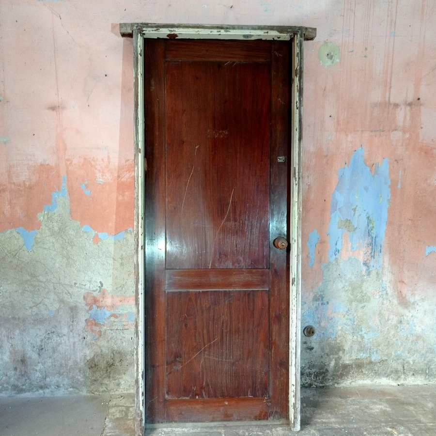 Puerta antigua de cedro con marco de pinotea - imagen 2