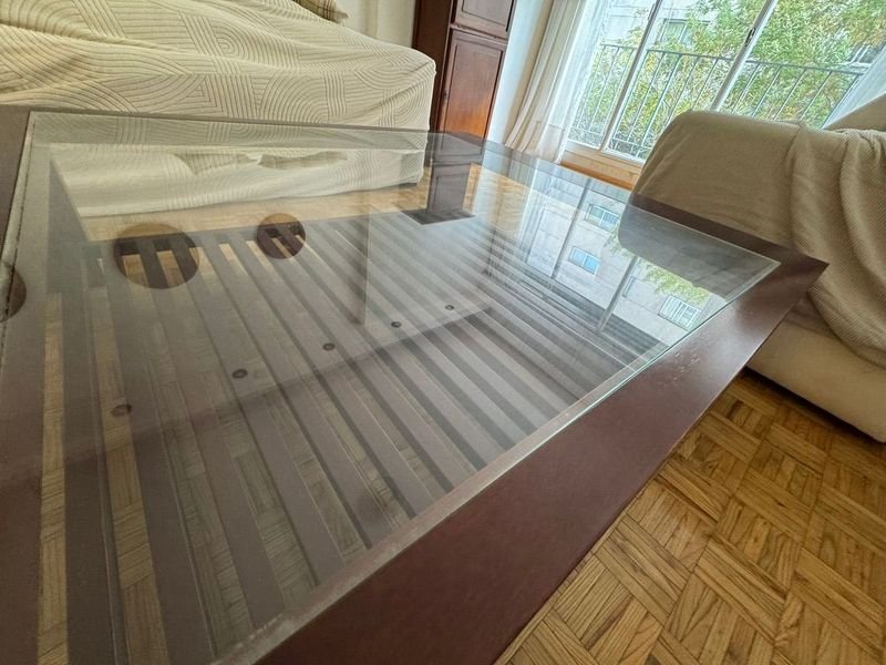 Mesa ratona en madera con tapa de vidrio y estante envarillado - imagen 11