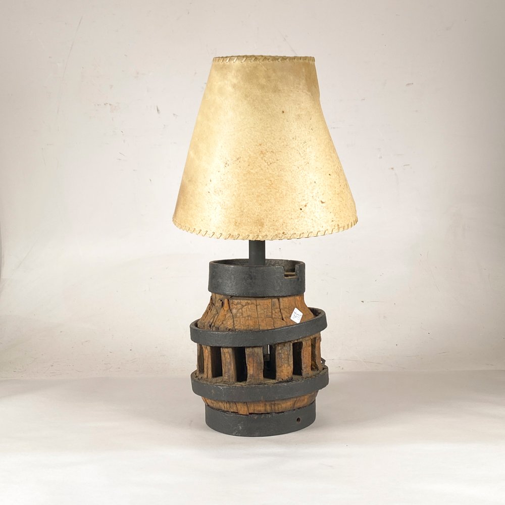 Lámpara de Mesa Rústica de Hierro y Madera de Carreta