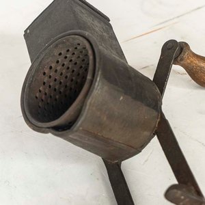 Rallador de Metal Antiguo con Manivela de Madera - imagen 2
