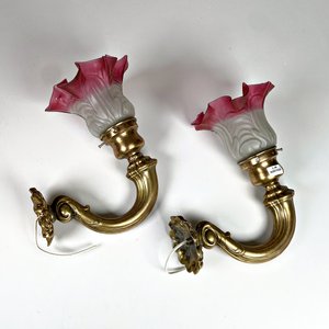 Par de Apliques de Bronce con Tulipán de Vidrio Rosa y Blanco - imagen 1
