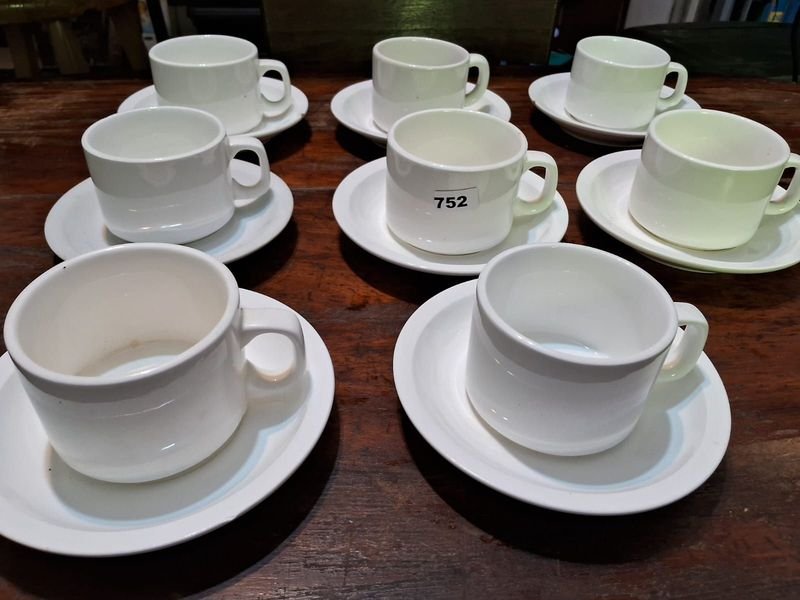 Juego de tazas y platos de cerámica blanco - imagen 4