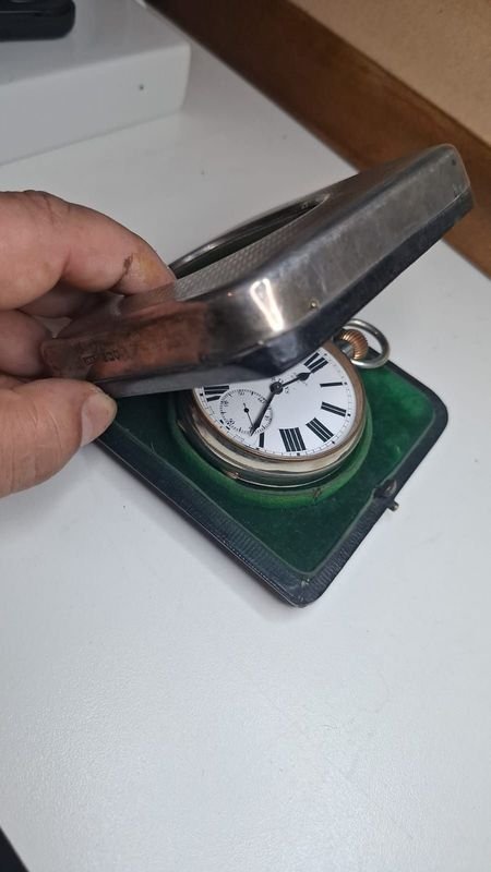 Reloj de viaje en plata con estuche y detalles - imagen 8
