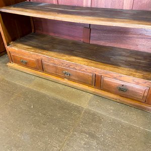 Estantería de madera con cajones y detalles ornamentales - imagen 4