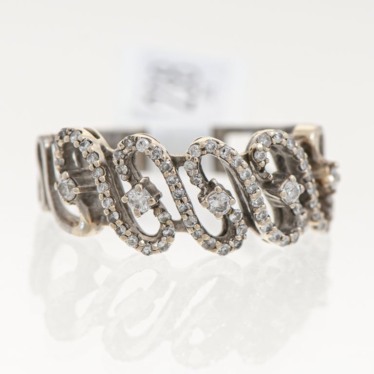 Lote siguiente: Anillo de oro con brillantes 18k