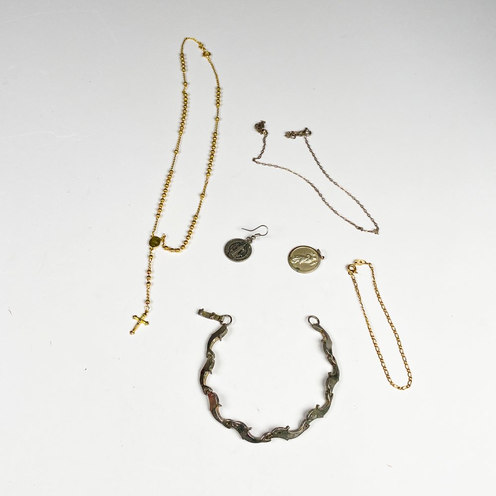 Lote siguiente: Collar con medallitas y pulsera