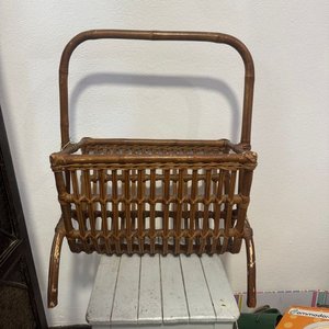 Lote siguiente: Revistero de Mimbre con Asa y Patas
