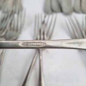 L 027 - 30 Piezas - Importante surtido de cubiertos antiguos para mesa de la marca W. Alpaca 39, con sellos y grabados de 'Gonsault B. Yrisity Montevideo' - imagen 4