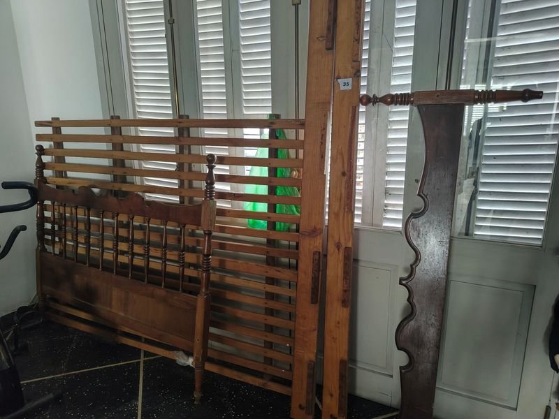 Cama de 2 Plazas Estilo Clásico en Cedro