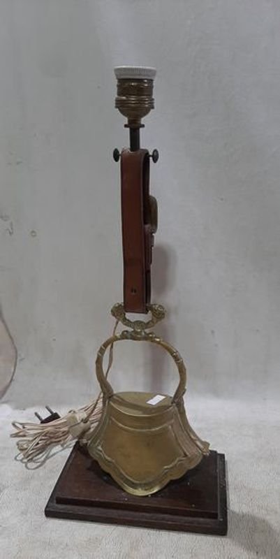 Lámpara con base de madera y estríbo de bronce con pantalla - imagen 2