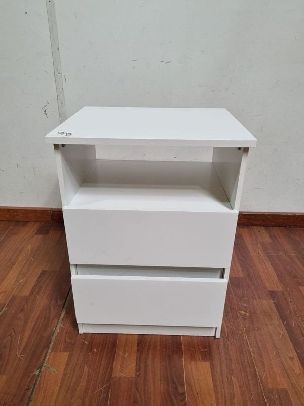 L 978 - Moderna mesa de luz con estante abierto y dos cajones inferiores en color blanco (Medidas 46x39x62cm) - imagen 1