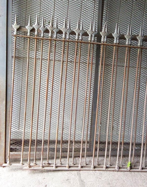 Dos Verjas de Hierro con Punta de Lanza - imagen 1