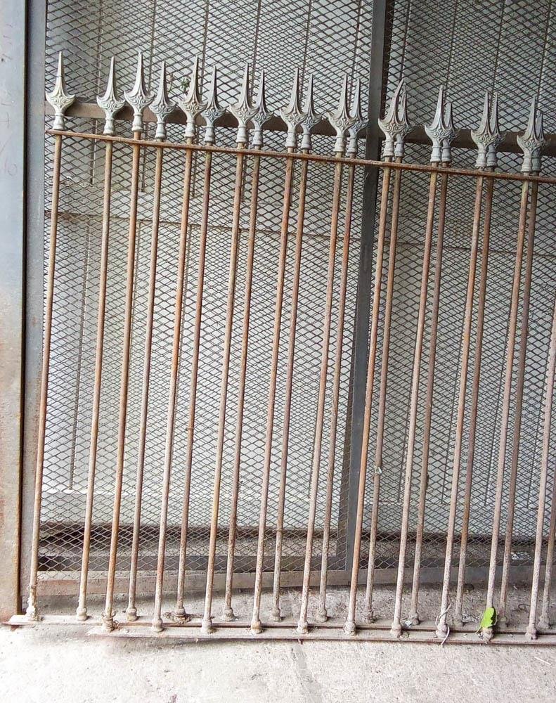 Dos Verjas de Hierro con Punta de Lanza