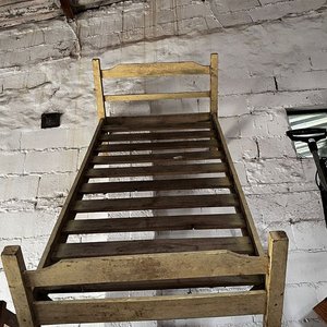 Lote siguiente: Cama de 1 Plaza de Madera Resistente