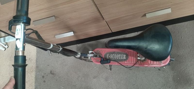 Monopatin eléctrico de scooter con cargador - imagen 3