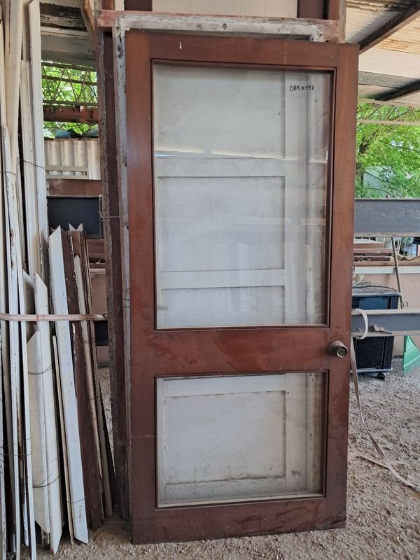 Puerta de madera antigua con ventana