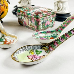 Lote de 9 Figuras Estilo Blanc de Chine, Alhajero y Cucharas Decoradas - imagen 4