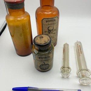 Conjunto de Botellas y Jeringas Antiguas de Farmacia y Boticario - imagen 1