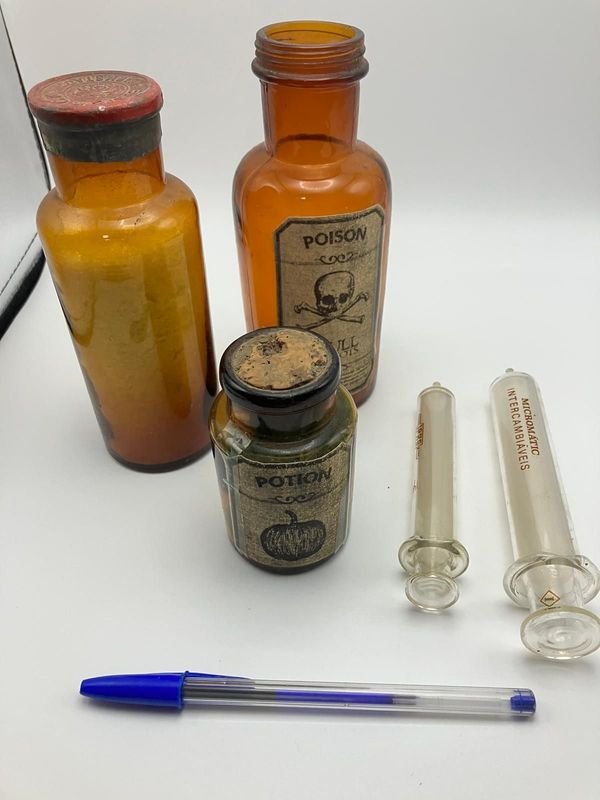 Conjunto de Botellas y Jeringas Antiguas de Farmacia y Boticario