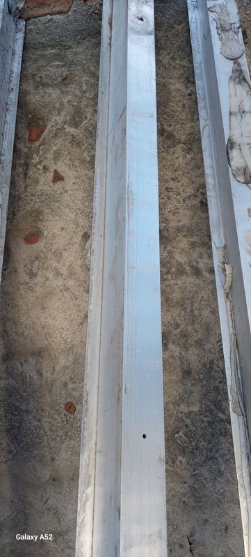 Pile de barras de hierro largas y gruesas - imagen 3