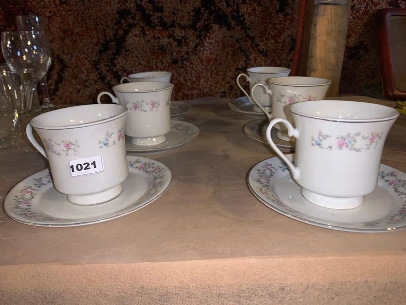 Juego de tazas de té con patrón floral - imagen 2
