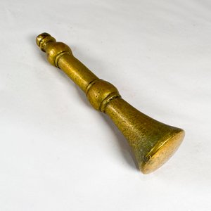 Mortero y mano en bronce con relieves y detalles - imagen 4