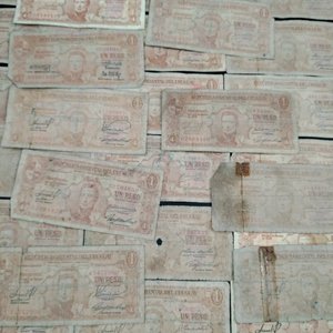 Moneda Antigua de Cobre con Imagen Religiosa y Billetes Uruguayos - imagen 8