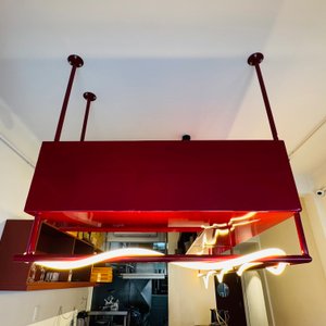 Estante Aéreo Metálico Rojo con Iluminación LED Cálida - imagen 2