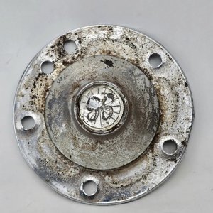 Lote siguiente: Taza de Rueda Cromada con Emblema