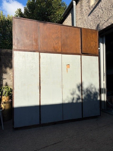 Ropero de madera con alzada y puertas batientes