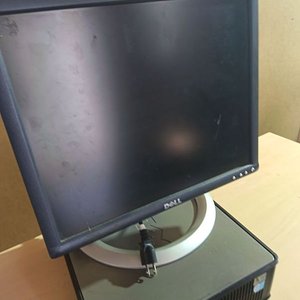 Computadora de Escritorio Dell con Monitor, Teclado y Mouse Funcional - imagen 4