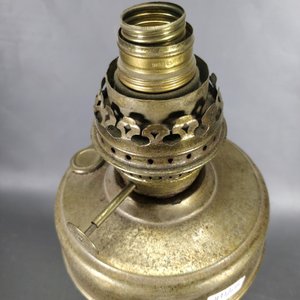 Antigua Lámpara a Combustible Electrificada en Metal Bronceado - imagen 3