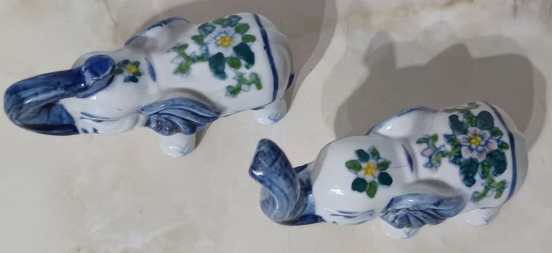 Dos elefantes de cerámica con motivo floral - imagen 2