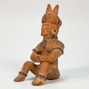 Escultura Azteca de Hombre Sentado con Corona y Decoración de Águila en Cerámica - imagen 4