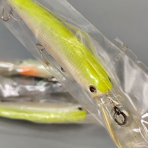 Lote de 3 Señuelos de Pesca Tipo Minnow con Babero y Anzuelos - imagen 2