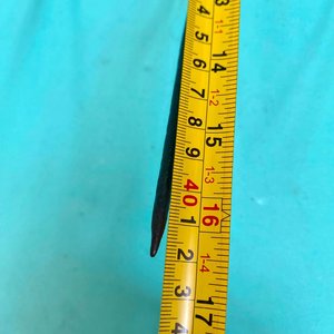 Muy antigua herramienta de campo orquilla de tres puntas, en la parte donde empieza zona centro esta sellada de ambos lados se aprecia ilegible por su años, tiene un reparación en la punta del centro. Largo  42 cm - imagen 5