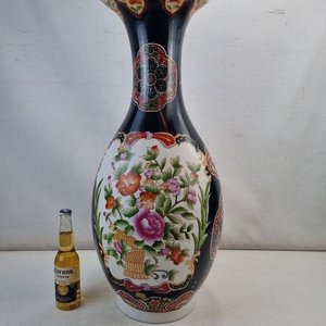 Jarrón Oriental Grande con Diseño Floral y Detalles Dorados - imagen 2