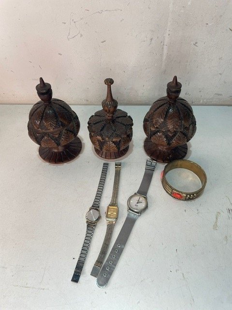 Lote anterior: Alhajeros y relojes de madera tallada