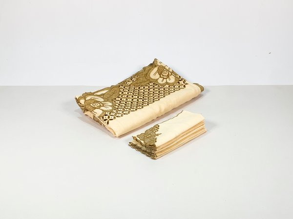 Lote siguiente: Mantel de hilo bordado y calado, color beige decoración floral con seis servilletas