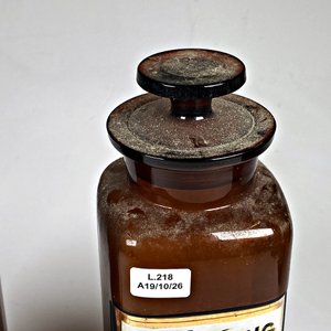 Dos Frascos de Farmacia Antiguos de Vidrio Color Ámbar con Tapones - imagen 6