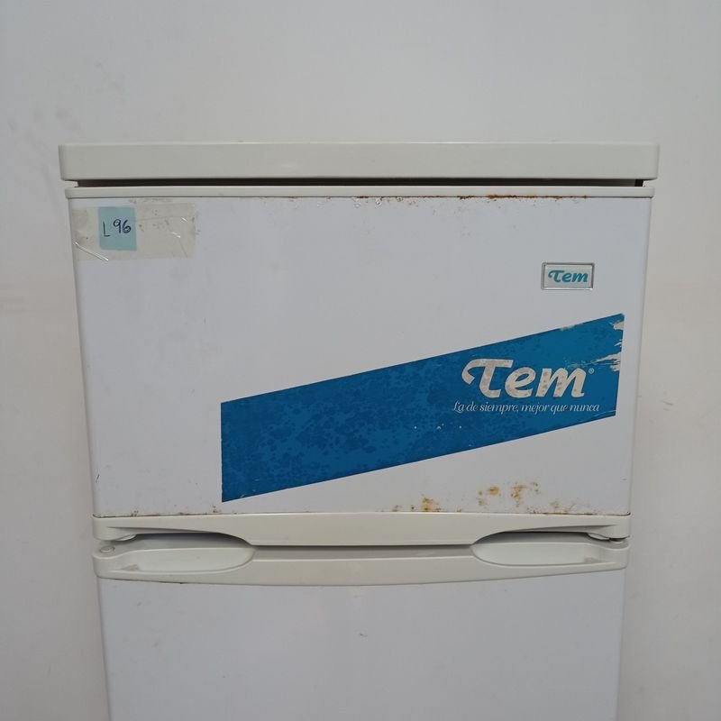 Refrigerador blanco marca Tem en mal estado - imagen 2