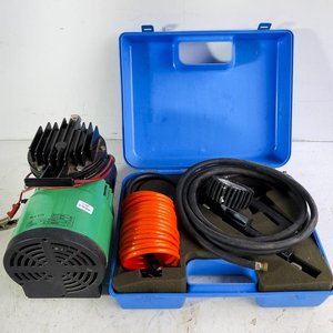 Compresor de Aire 12V con Valija Celeste y Accesorios - imagen 1