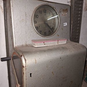 Reloj Marcador de Tarjetas Antiguo con Tarjetero - imagen 4