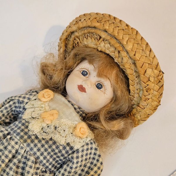 Muñeca de porcelana con sombrero y vestido - imagen 2