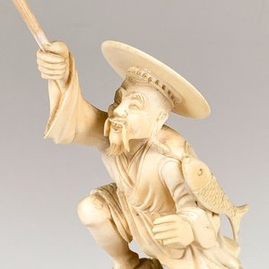 Talla de Marfil: Anciano Pescador con Caña y Bolsa, Base de Madera - imagen 3