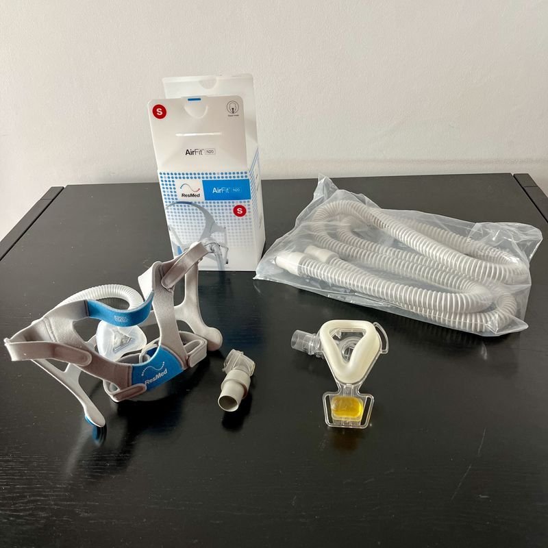 Máquina de CPAP ResMed con accesorios - imagen 2