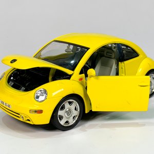 Maqueta Burago Volkswagen New Beetle 1998 Amarillo 22cm - imagen 2