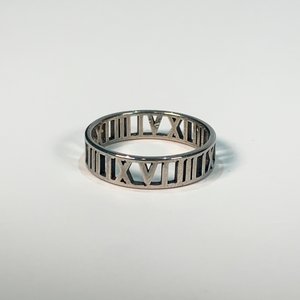 Anillo de Metal Calado con Monogramas Estilo Vintage - imagen 2
