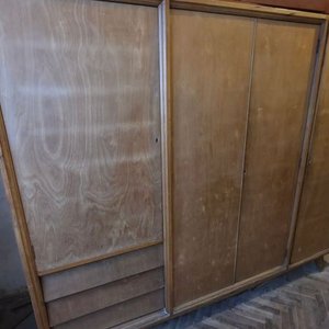 Ropero de Madera Maciza con Puertas Corredizas y Cajones - imagen 2